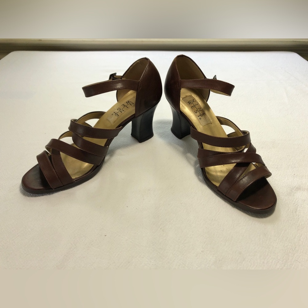 Vintage 90’s Nine West strapped sandals size 7.5